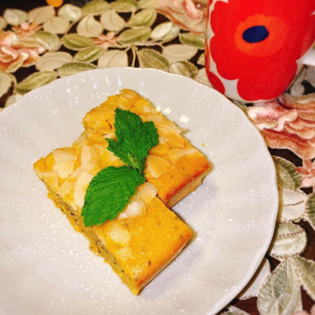 高山璃奈のインスタグラム：「キャロットケーキを作りました😋🥕﻿ ﻿ バターはレシピの半分の量にして、﻿ 残りの半分はライスオイルに😚﻿ ﻿ お砂糖は素焚糖で😚﻿ ﻿ チアシードも入れました😆﻿ ﻿ 健康的〜😂👌﻿ ﻿ #﻿キャロットケーキ #にんじんケーキ #手作りケーキ #お菓子作り #手作りお菓子 #ライスオイル #チアシードケーキ #チアシード #マリメッコ #マリメッコ食器 #健康オタク」