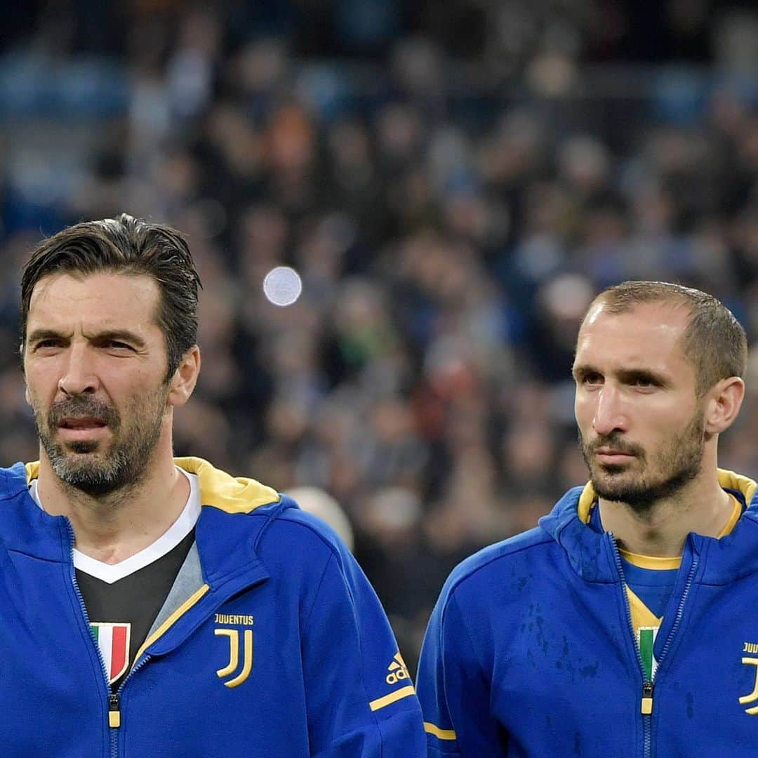 ユヴェントスFCさんのインスタグラム写真 - (ユヴェントスFCInstagram)「The tale of these two ⚪⚫ Legends continues…❤  #FinoAllaFine #ForzaJuve #Buffon #Chiellini」6月30日 22時00分 - juventus