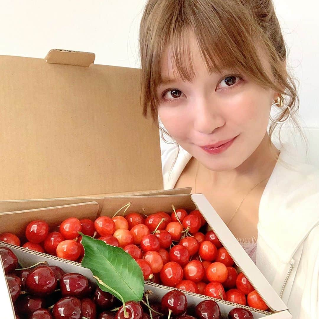 宇野実彩子さんのインスタグラム写真 - (宇野実彩子Instagram)「.﻿ さくマネ🍒 (山形出身の宇野担当のさくらんぼマネージャーの略)から、﻿ キラッキラの佐藤錦がたーくさん届きました🎁✨﻿ 新品種である濃い色のさくらんぼもっ🙈♥️﻿ ﻿ さくマネがね、﻿ 今年の始めから｢宇野さんに食べてほしくて｣っと﻿ 半年前から私達のカレンダーには🍒マークが付いててw﻿ ﻿ 5月に入ってからは週一で、｢宇野さん🍒いよいよですね｣﻿ ってだいぶ前のめりな収穫カウントダウンwww﻿ ﻿ でもホントにありがとう!!最高美味しかった😋﻿ 1度だけ一気に口に3個入れてみたよ🙊﻿ ﻿ 山形からもらった美味しいパワーで﻿ 頑張れます🍒🌈﻿」6月30日 22時01分 - misako_uno_aaa