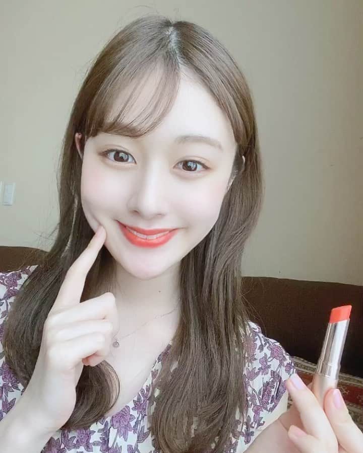 加藤美南のインスタグラム：「気になっていたOPERAさんのリップティントN 107番オレンジリリーが最高に素敵な色だった🧡塗り心地はちゅるちゅるで透け感あるオレンジなのにティントだから色も落ちなくて、荒れないし、レベルが高すぎて本当にビビビッときました🧡 #opera #オペラリップティント #オレンジリリー　#lips #リップ #コスメ」