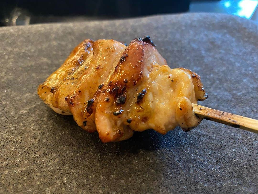 水村リアさんのインスタグラム写真 - (水村リアInstagram)「BACK ON YAKITORI YEAH!!!﻿ ﻿ ﻿ 先日、焼鳥解禁させて頂きました🙌﻿ ﻿ 本当に3月から食べに行けてなくて﻿ 先日解禁致しました。﻿ めっちゃ久しぶりだった外食。﻿ ﻿明るい時間から焼鳥もいいね。  ﻿ 【鳥さわ　麻布十番】﻿ ﻿ 噂には聞いていた、白玉。﻿ 白身はプリっとなのに、黄身はトロっ。﻿ なんだこの技術😳﻿ ﻿ 塩加減も適当で👍でした。﻿ ﻿ え！好きかも！﻿ と思った、つくね。﻿ 一番好きないやまとまた違って、いい！﻿ 軟骨入り🥰﻿ ﻿ 皮は苦手なんだけど、﻿ ここのもも肉の皮は美味しく頂けました😇﻿ ﻿ ﻿ あと感動したのは﻿ アイスクリーム！！！！🍨﻿ ブリュレっぽいカラメルと、﻿ 濃厚でもったりしたバニラアイス﻿ 奇跡的な美味しさでした😭🥺👍﻿ 焼鳥屋さんなのにw﻿ ﻿ ﻿ ﻿ 味はもちろんなんだけど﻿ お店の雰囲気、店員さんのホスピタリティ﻿ 全体的にとっても気持ちが良いお店です🥰﻿ ﻿ Definitely I will be back again!!﻿ ﻿ ﻿ ・﻿ ・﻿ ・﻿ #焼鳥﻿ #焼鳥好きな人と繋がりたい #鳥さわ麻布十番﻿ #麻布十番﻿ #リアのボンジリ漂流記」6月30日 22時15分 - leah_mizumura