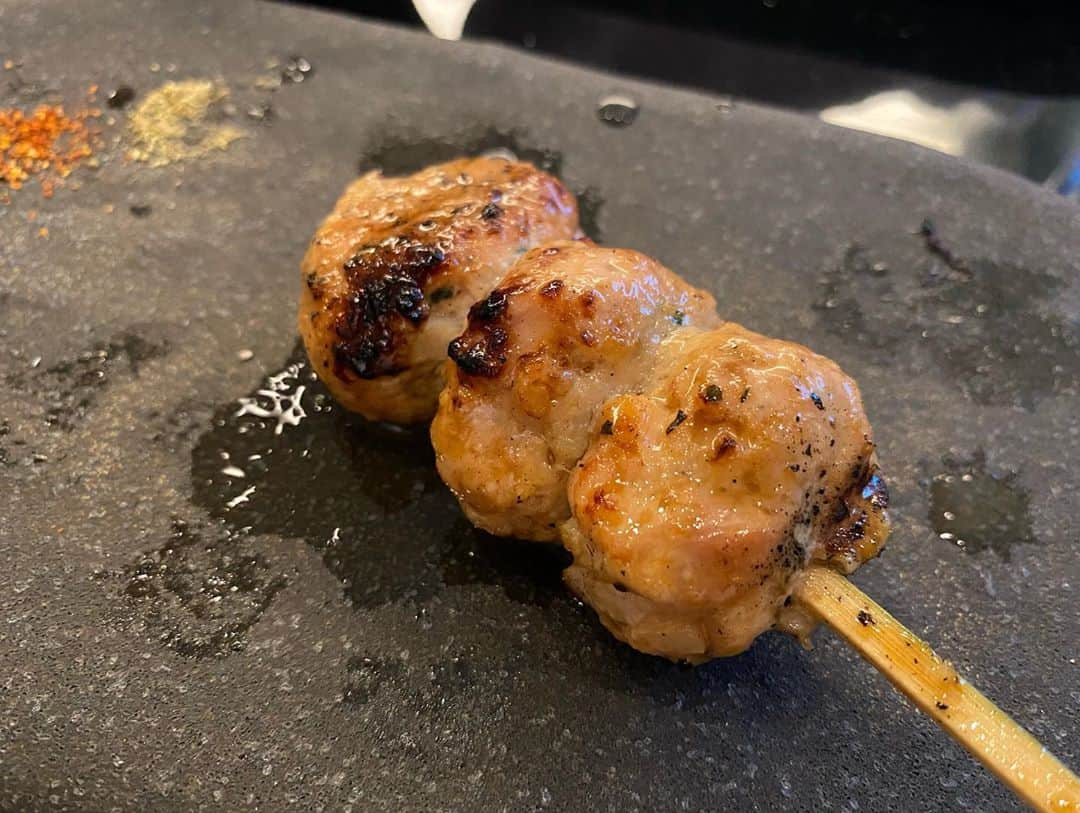 水村リアさんのインスタグラム写真 - (水村リアInstagram)「BACK ON YAKITORI YEAH!!!﻿ ﻿ ﻿ 先日、焼鳥解禁させて頂きました🙌﻿ ﻿ 本当に3月から食べに行けてなくて﻿ 先日解禁致しました。﻿ めっちゃ久しぶりだった外食。﻿ ﻿明るい時間から焼鳥もいいね。  ﻿ 【鳥さわ　麻布十番】﻿ ﻿ 噂には聞いていた、白玉。﻿ 白身はプリっとなのに、黄身はトロっ。﻿ なんだこの技術😳﻿ ﻿ 塩加減も適当で👍でした。﻿ ﻿ え！好きかも！﻿ と思った、つくね。﻿ 一番好きないやまとまた違って、いい！﻿ 軟骨入り🥰﻿ ﻿ 皮は苦手なんだけど、﻿ ここのもも肉の皮は美味しく頂けました😇﻿ ﻿ ﻿ あと感動したのは﻿ アイスクリーム！！！！🍨﻿ ブリュレっぽいカラメルと、﻿ 濃厚でもったりしたバニラアイス﻿ 奇跡的な美味しさでした😭🥺👍﻿ 焼鳥屋さんなのにw﻿ ﻿ ﻿ ﻿ 味はもちろんなんだけど﻿ お店の雰囲気、店員さんのホスピタリティ﻿ 全体的にとっても気持ちが良いお店です🥰﻿ ﻿ Definitely I will be back again!!﻿ ﻿ ﻿ ・﻿ ・﻿ ・﻿ #焼鳥﻿ #焼鳥好きな人と繋がりたい #鳥さわ麻布十番﻿ #麻布十番﻿ #リアのボンジリ漂流記」6月30日 22時15分 - leah_mizumura