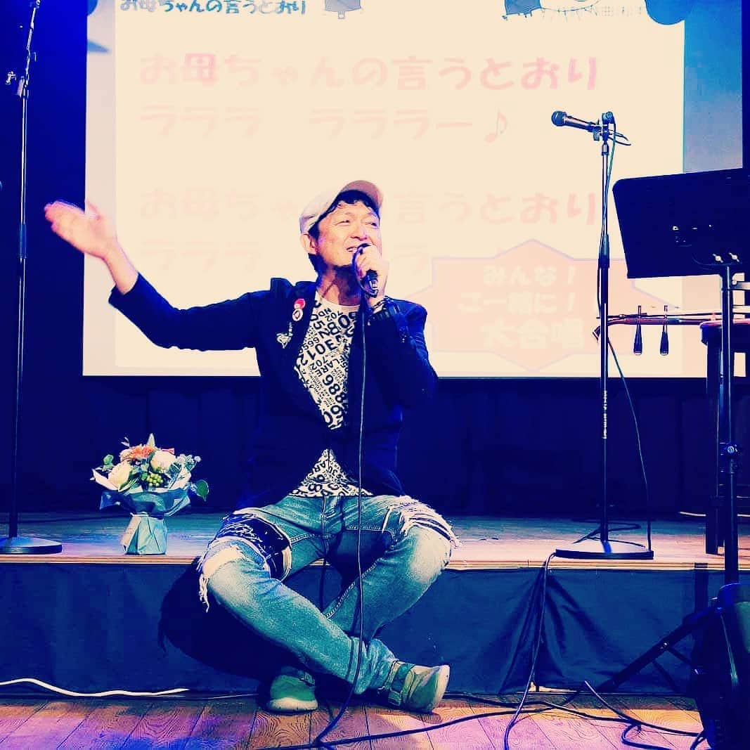 松本隆博のインスタグラム：「。 東京から松山に戻り即、ラジオ 収録へ～(^ ^)今日も楽しく 好き勝手に喋りまくりました。 ⊂(^・^)⊃。 収録終えて南海放送ラジオ局 近くのコンビニ行ったら、 店員の方から、 ｢いつもラジオ聴いています！(^-^)とっても楽しいです！｣と言って 頂けた(^ ^)。嬉しいです！ほんと 少しづつだけど浸透してきてる 感があります♪。 ラジオでやってる ｢松本隆博の給付金10万円使い切りキャンペーン｣の応募も沢山頂いてて、明日はその中から、A型就労の 整体所にマッサージしてもらいに 行ってきます！！(^ ^)  ～人生遊歩道～」