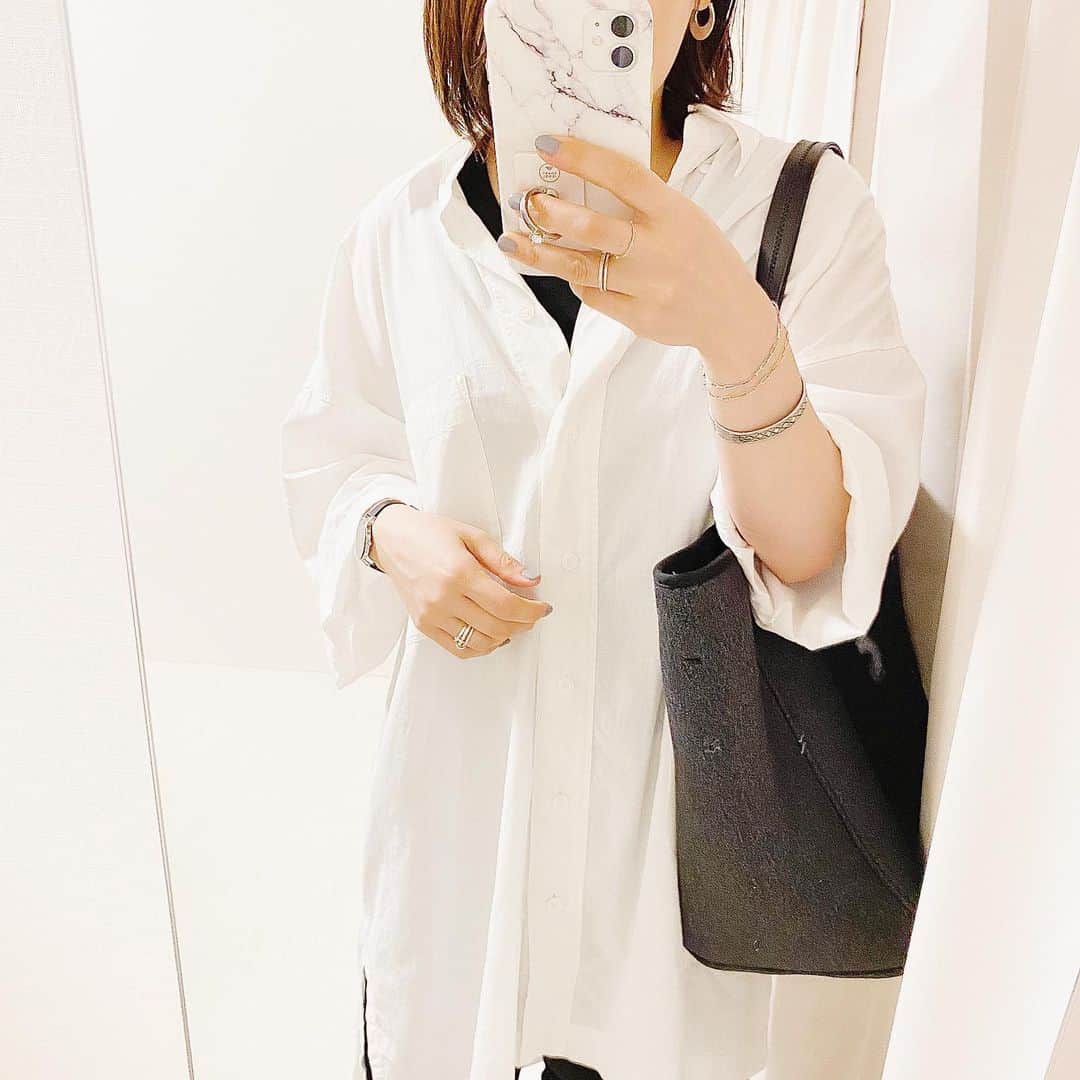 aiaiのインスタグラム：「uniqloUのシャツワンピース。 去年のだけど今年も着ます。  @uniqlo  @uniqlo_with  @uniqlo_ginza  コーデの詳細はブログに書いています  𖤐𖤐𖤐𖤐  #fashion#outfit#style#coordinate#instagood#ootd#pic#instapic#コーデ#コーディネート#スタイリング#プチプラコーデ#本日のコーデ#大人カジュアル#プチプラ  #カジュアル #アラフォー #アラフォーコーデ #アラフォーファッション#uniqlo #ユニクロ #ユニクロコーデ #ユニジョ #上下ユニクロ部 #モノトーンコーデ#シャツワンピース #uniqlou #シャツワンピ #シャツワンピースコーデ」