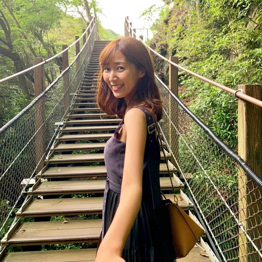 小野澤玲奈さんのインスタグラム写真 - (小野澤玲奈Instagram)「河津七滝めぐり🚶‍♀️つづき﻿ ﻿ 大迫力だった上流の釜滝✨﻿ ﻿ 滝から風が起きて﻿ しぶきが空に向かって舞い上がり 柱状節理の壁を登る！かっこいい😎﻿ ﻿ ﻿ 吊り橋や階段も雰囲気あって﻿ #彼女とデートなうに使っていいよ 💋を﻿ やらされました。🙄﻿ ﻿ ﻿ 週末に戻りたいな〜雨だ〜﻿ きっと山沿いは大変そう。。 ﻿ #バイシズオカ旅 #バイシズオカ ﻿ #観光振興 #みんな来てね ﻿ #伊豆 #伊豆旅行 #ちょい旅 ﻿ #河津 #河津七滝 #河津七滝めぐり﻿ #olympuspenepl9 #写真部 ﻿ #マイナスイオンまみれ﻿ #おのざわおすすめシリーズ ﻿ #☔️警戒」6月30日 22時07分 - reina.onozawa