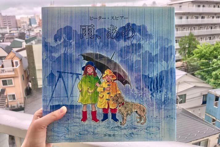 仲川希良さんのインスタグラム写真 - (仲川希良Instagram)「ランドネでの連載「絵本とわたしとアウトドア」 2冊目が更新されました ・ ページをめくると思い起こされるアウトドアのあの瞬間 ・ 今回はピーター・スピアーの「雨、あめ」を読みながら レインウェアを着て山を歩くことについて考えました ・ みなさんは雨は好きですか？ ・ ・ 連載はランドネウェブに掲載されています プロフィールとストーリーにリンクを貼りました ぜひご覧ください！ ・ ・ #⛰ #📕 #読むアウトドア #登山 #トレッキング #ハイキング #絵本 #雨あめ #焼山沢 #ランドネ @randonnee_mag」6月30日 22時16分 - kiranakagawa