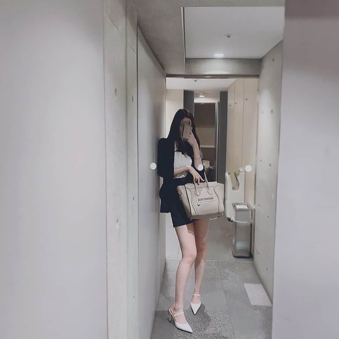 のインスタグラム：「Work style🤍 . . Today's_ootd. . Tops @zara  Set up @trifle_official  Bag @celine Shoes @dholic . #お仕事スタイル#オフィスカジュアル  #ootd #setup#コーディネート #セットアップ#セリーヌラゲージ #오오티디#셀피」