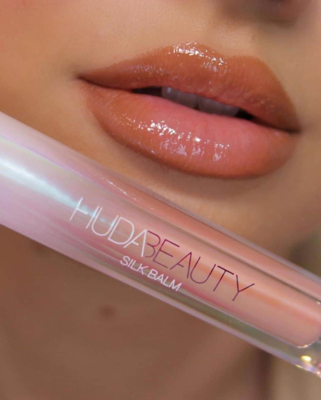 Huda Kattanさんのインスタグラム写真 - (Huda KattanInstagram)「Get sexy, plumped, smooth, & soft lips with the new @hudabeauty Silk Balm 💋Lips belong to these gorgeous beauties @cateyemua @reganabeauty @zayybeauty @beautybybouquet_ @thehennaali @julikxx」6月30日 22時21分 - hudabeauty