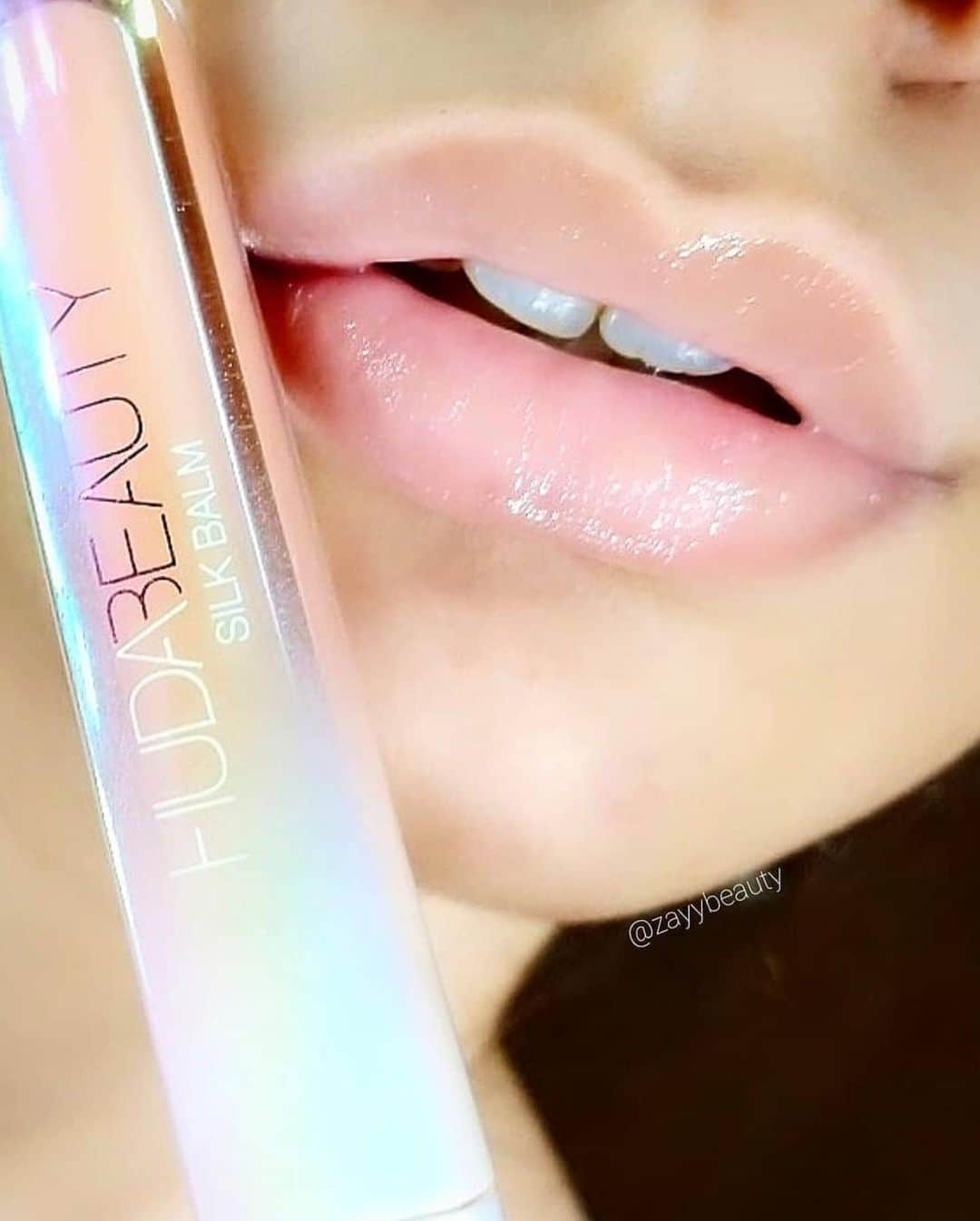 Huda Kattanさんのインスタグラム写真 - (Huda KattanInstagram)「Get sexy, plumped, smooth, & soft lips with the new @hudabeauty Silk Balm 💋Lips belong to these gorgeous beauties @cateyemua @reganabeauty @zayybeauty @beautybybouquet_ @thehennaali @julikxx」6月30日 22時21分 - hudabeauty