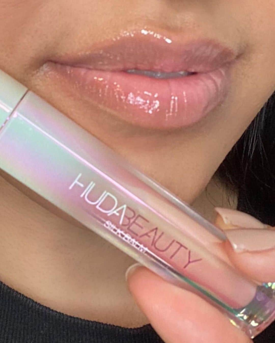 Huda Kattanさんのインスタグラム写真 - (Huda KattanInstagram)「Get sexy, plumped, smooth, & soft lips with the new @hudabeauty Silk Balm 💋Lips belong to these gorgeous beauties @cateyemua @reganabeauty @zayybeauty @beautybybouquet_ @thehennaali @julikxx」6月30日 22時21分 - hudabeauty