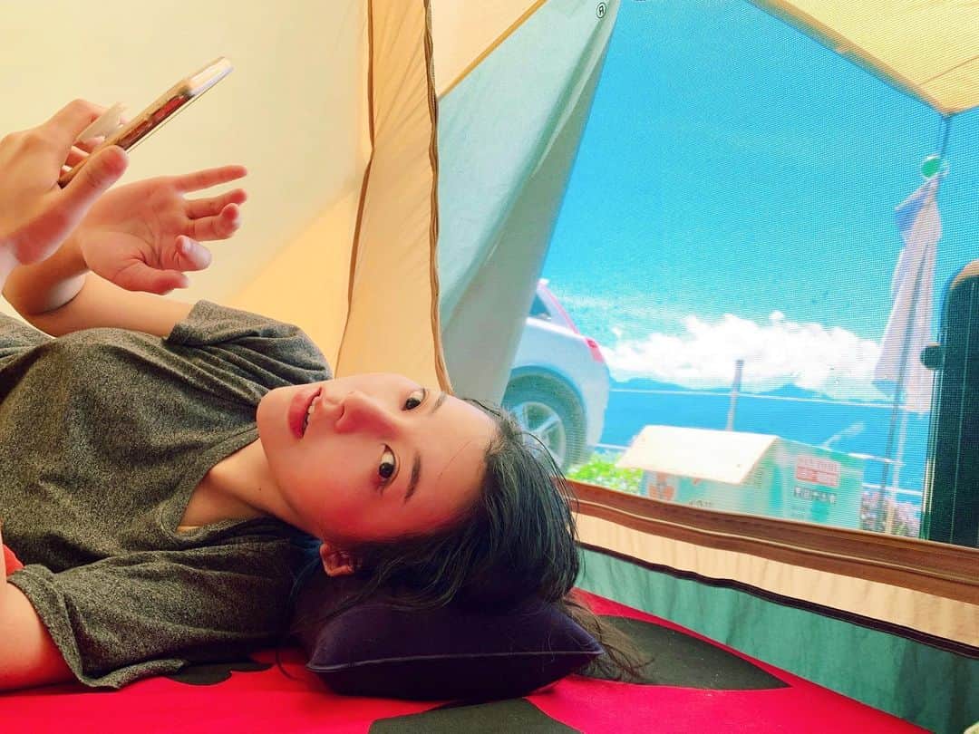 張香香のインスタグラム：「：欸看我一下 ：啥？ 意外得到一張很普通但我滿喜歡的一張照片💙」