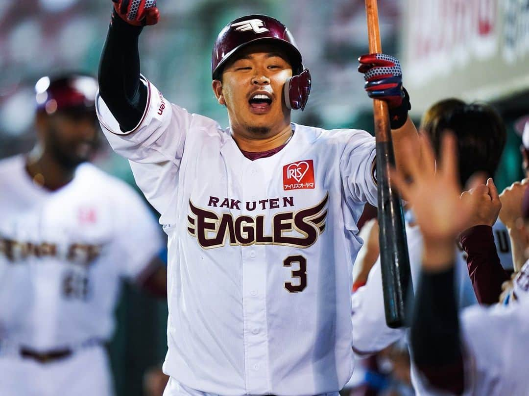 東北楽天ゴールデンイーグルスさんのインスタグラム写真 - (東北楽天ゴールデンイーグルスInstagram)「⚾️ ⚾️E 15-4 M⚾️ 15安打15得点と打線が爆発しカード頭を取った‼️ 2回に浅村選手からの4連打などで逆転し さらに鈴木大地選手の1号3ランで大きな追加点👍🏼 ルーキーの小深田選手がプロ初ヒット✨✨✨ 先発の弓削選手は粘りのピッチングで2勝目👏🏼 4点差の4回には浅村選手の4号2ランで勝負を決めた‼️ 島内選手が3安打3打点😆ロメロ選手に3号3ラン💪🏼 #rakuteneagles #NOWorNEVERいまこそ #日本一の東北へ  #鈴木大地 #小深田大翔  #弓削隼人 #浅村栄斗  #写真もイープレで」6月30日 22時24分 - rakuten_eagles