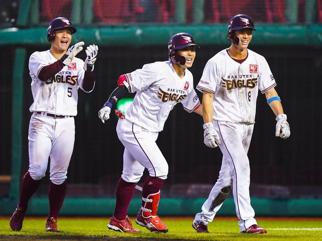 東北楽天ゴールデンイーグルスさんのインスタグラム写真 - (東北楽天ゴールデンイーグルスInstagram)「⚾️ ⚾️E 15-4 M⚾️ 15安打15得点と打線が爆発しカード頭を取った‼️ 2回に浅村選手からの4連打などで逆転し さらに鈴木大地選手の1号3ランで大きな追加点👍🏼 ルーキーの小深田選手がプロ初ヒット✨✨✨ 先発の弓削選手は粘りのピッチングで2勝目👏🏼 4点差の4回には浅村選手の4号2ランで勝負を決めた‼️ 島内選手が3安打3打点😆ロメロ選手に3号3ラン💪🏼 #rakuteneagles #NOWorNEVERいまこそ #日本一の東北へ  #鈴木大地 #小深田大翔  #弓削隼人 #浅村栄斗  #写真もイープレで」6月30日 22時24分 - rakuten_eagles