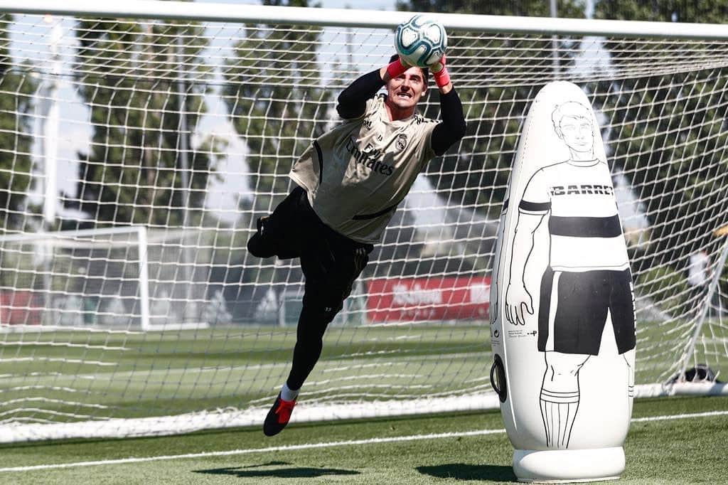 ティボ・クルトゥワのインスタグラム：「Preparando el siguiente reto. No hay que bajar la guardia 💪🏻 #HalaMadrid」