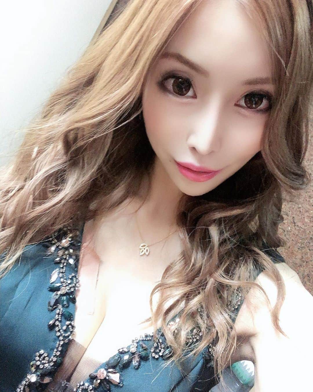 高橋沙弥華のインスタグラム：「ひっさしぶりの👗の投稿👩🏼✨  愛の不時着真面目に見すぎて顔が疲れてる😂  近々くま取りする予定🥺  #angelr @angelr_dress #新作 #ドレス #dress #可愛い #green #胸元シースルー #ミニドレス #エンジェルアール #韓国行きたい #美容 #美容整形 #美意識 #アートメイク」