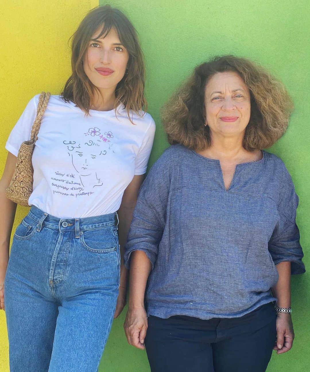 Jeanneのインスタグラム：「Je travaille depuis plusieurs mois sur un projet pour soutenir @lamaisondesfemmes93 , un lieu essentiel créé par une femme d’une humanité profonde, Dr Ghada Hatem. La maison accueille des femmes et enfants victimes de violences. J’ai hâte de vous dévoiler dans quelques jours ce projet qui me tient beaucoup à cœur 💚✊🏼  •  I’ve been working for the last couple months on a project to support @lamaisondesfemmes93 . An essential space which helps women and children who are victims of violence. Looking forward to share more about this project very dear to me soon」