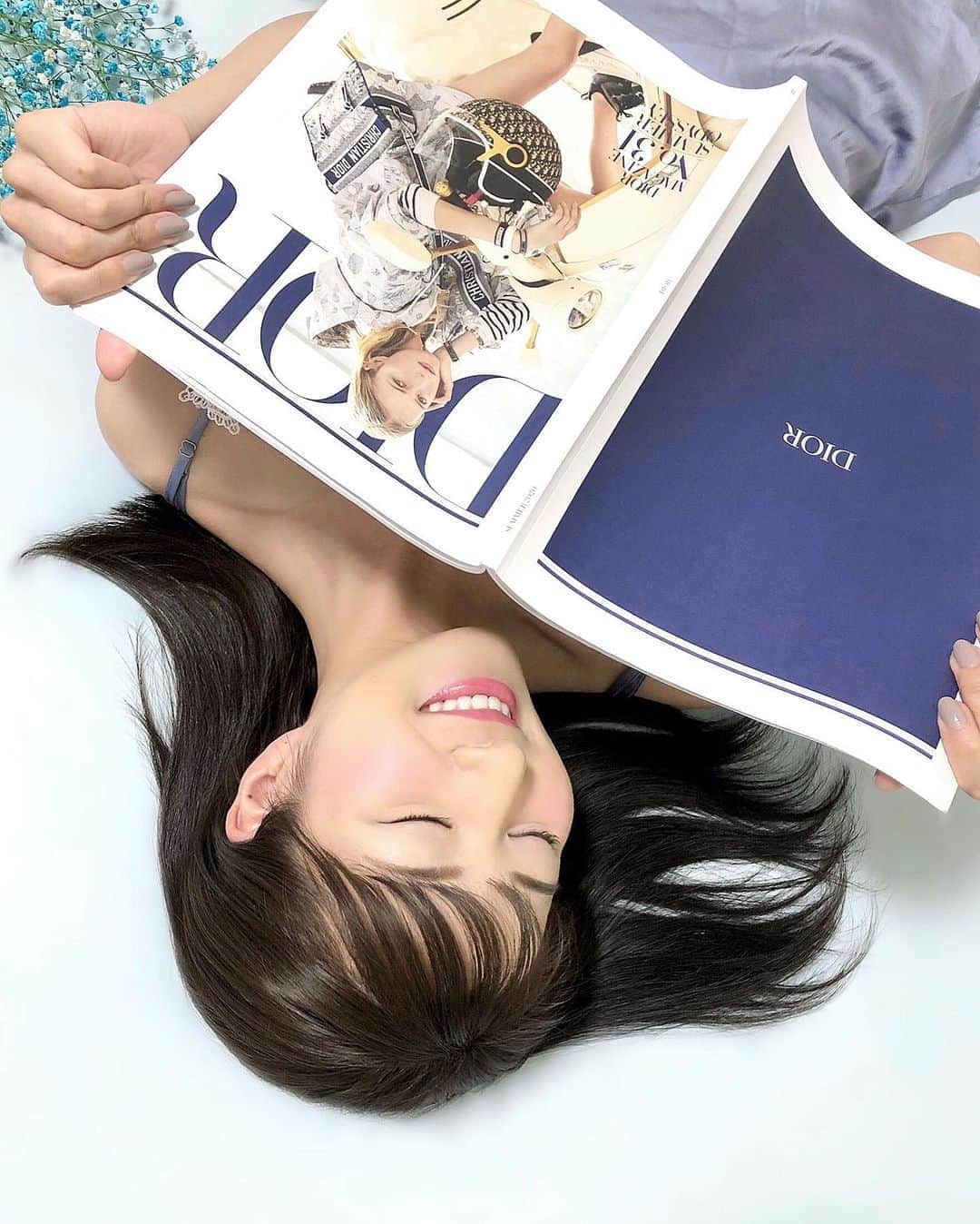 Manaさんのインスタグラム写真 - (ManaInstagram)「@dior 💙💠💙💠💙It's me!! I really like the world view of Dior. The magazines given by Dior excite me like a treasure chest every time♡ . ディオールの世界観が大好き💕 . 贈られてくるマガジンは宝箱みたいに 毎回わたしをワクワクさせてくれるの😆✨ . . . #おうち時間 #のんびり #くつろぎ #部屋着 #ルームウェア #ゆるコーデ #幸せな時間 #かすみ草 #青の世界 #花のある暮らし #babysbreath #dior #christiandior #憧れ #ディオール #クリスチャンディオール  #レディディオール #雑誌 #magazine #ladydior #diorfashion #diordress #diormakeup」6月30日 22時29分 - mana.tcy