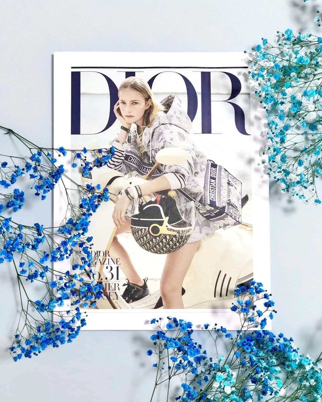 Manaさんのインスタグラム写真 - (ManaInstagram)「@dior 💙💠💙💠💙It's me!! I really like the world view of Dior. The magazines given by Dior excite me like a treasure chest every time♡ . ディオールの世界観が大好き💕 . 贈られてくるマガジンは宝箱みたいに 毎回わたしをワクワクさせてくれるの😆✨ . . . #おうち時間 #のんびり #くつろぎ #部屋着 #ルームウェア #ゆるコーデ #幸せな時間 #かすみ草 #青の世界 #花のある暮らし #babysbreath #dior #christiandior #憧れ #ディオール #クリスチャンディオール  #レディディオール #雑誌 #magazine #ladydior #diorfashion #diordress #diormakeup」6月30日 22時29分 - mana.tcy
