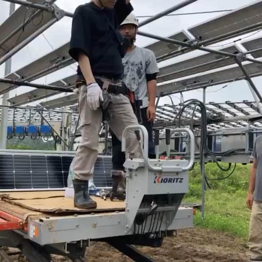いとうせいこうのインスタグラム：「今日は千葉匝瑳市でソーラーシェアリングのパネル取り付け体験。時代はシェア！　元パタゴニアの辻井君とも合流。」