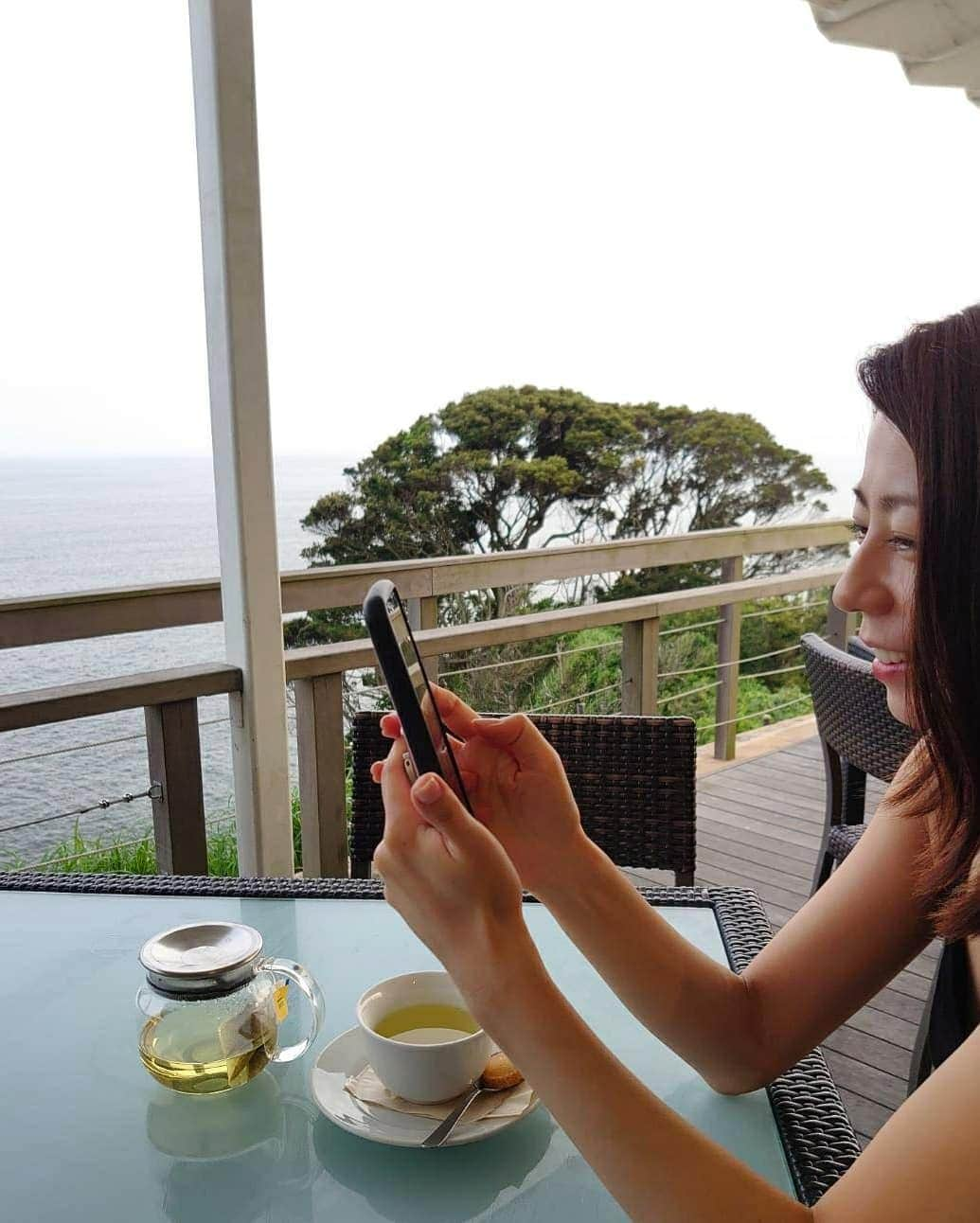 黒坂真美さんのインスタグラム写真 - (黒坂真美Instagram)「はじめての江ノ島散歩♡ Hanging out at Enoshima. . 海を見ながら“しらすピザ”🍕 最高に美味しかったよー！ . こう言う楽しい時間があるからまた頑張れるね😀💕 7月も張り切っていこう！ . #黒坂真美 #kurosakamami  #江ノ島 #enoshima #ilchianticafe #しらす #ピザ #pizza #japan #🍕 #😋 #⚓ #🇯🇵」6月30日 22時30分 - mamikurosaka_official