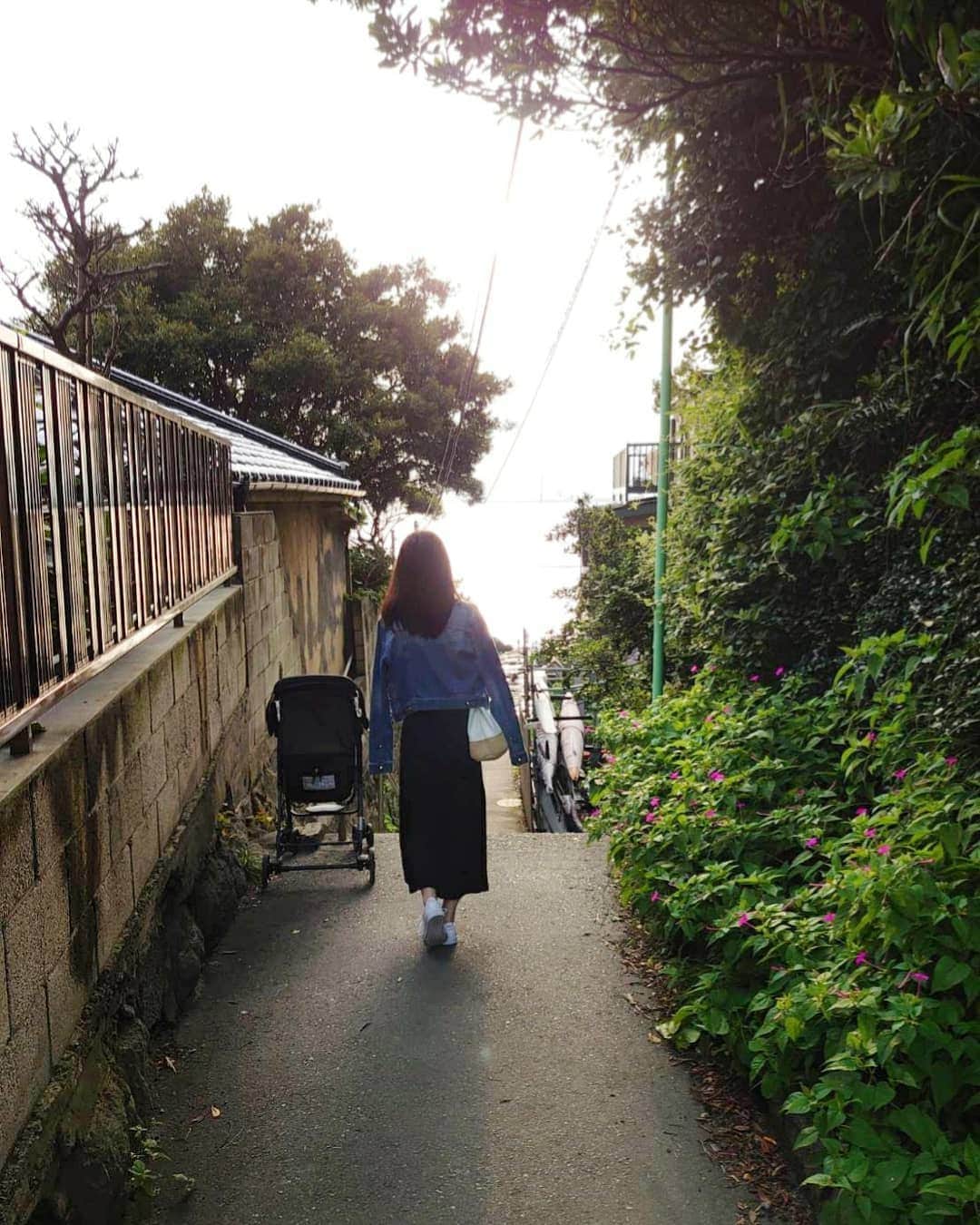 黒坂真美さんのインスタグラム写真 - (黒坂真美Instagram)「はじめての江ノ島散歩♡ Hanging out at Enoshima. . 海を見ながら“しらすピザ”🍕 最高に美味しかったよー！ . こう言う楽しい時間があるからまた頑張れるね😀💕 7月も張り切っていこう！ . #黒坂真美 #kurosakamami  #江ノ島 #enoshima #ilchianticafe #しらす #ピザ #pizza #japan #🍕 #😋 #⚓ #🇯🇵」6月30日 22時30分 - mamikurosaka_official