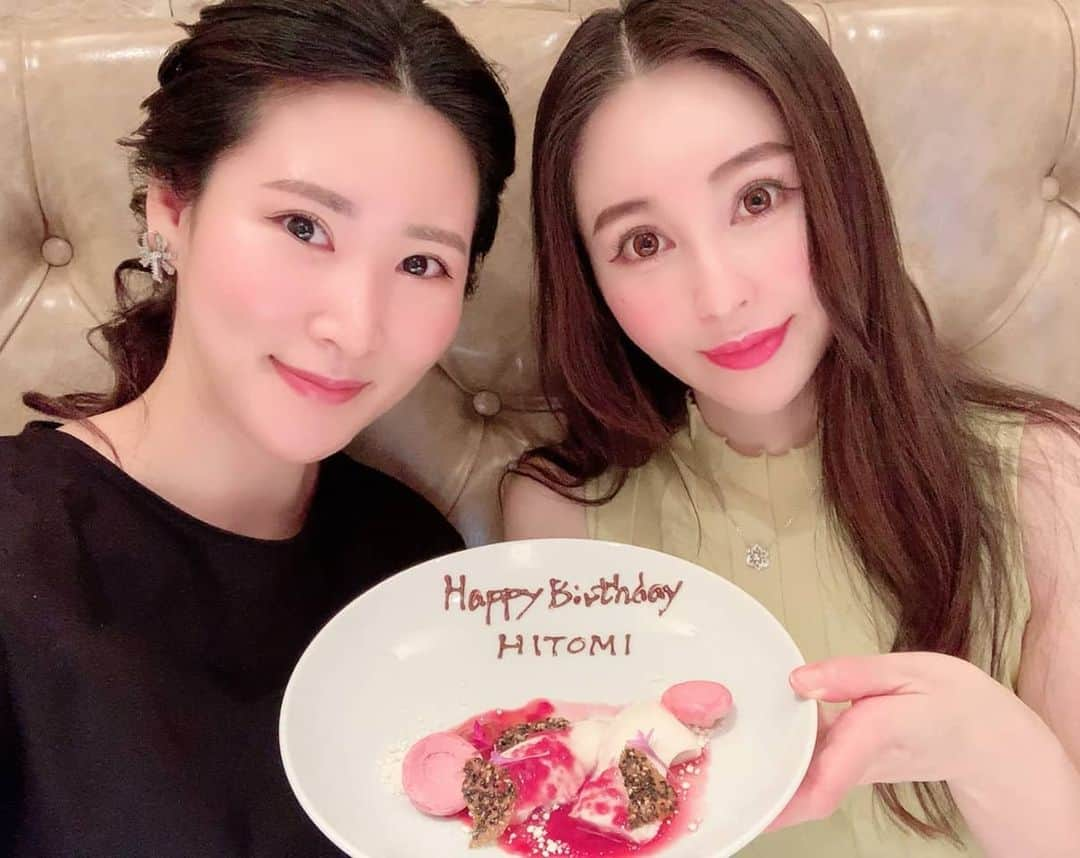 CHIKAさんのインスタグラム写真 - (CHIKAInstagram)「. ひとみさん♡Happy birthday🌹 . これからLAURAグループの新会社を立ち上げます👑ひとみさんは新会社の創業メンバー！私の右腕でもあり真面目で優秀な頼もしい存在です💪♥ . . #お誕生日のお祝い #美しい #28歳 #株式会社LAURA #入社祝い #女性経営者 #サロンオーナー #会社設立 #新規事業 #エステサロン #スキンケア #美肌 #美活 #beautiful ♡」6月30日 22時33分 - chika72714