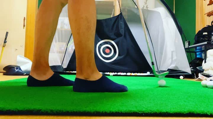 AKIのインスタグラム：「毎日100球行ってる練習🏌️‍♂️ . マットに一切触れずにボールだけ打つ意識でずっとやってたらアプローチすごく良くなりました！ . #ゴルフ #ゴルフ男子 #golf #アプローチ #ゴルフ練習」