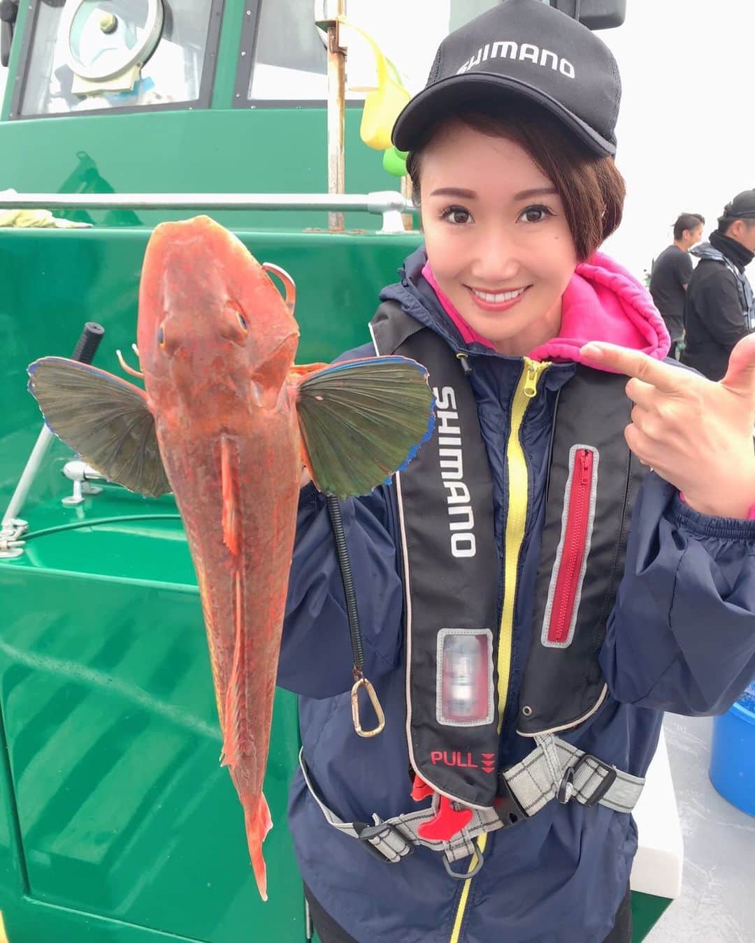 のインスタグラム：「・ ・ ・ ・ ・ ぐーぐーぐーぐーと鳴きながら ホウボウGET🤣💕💕💕💕💕💕 ・ ・ ・ ・ ・ ・ 大好きな戸田ちゃんと 終始なごやかfishing☺️✨✨🐰✨✨ ・ ・ ・ ・ ・ ・ @sai_ko.t   #釣り#釣り人#釣り女子#釣り女#fish#fishing#angler#ladiesangler#boatfish#sea#ocean#happy#lucky#Instapic#instagood#followme#cooking#lunch#beach#trip#tsurijoy#釣果グラム #およがせ釣り #鰯泳がせ #ヒラメ釣り #ヒラメ」