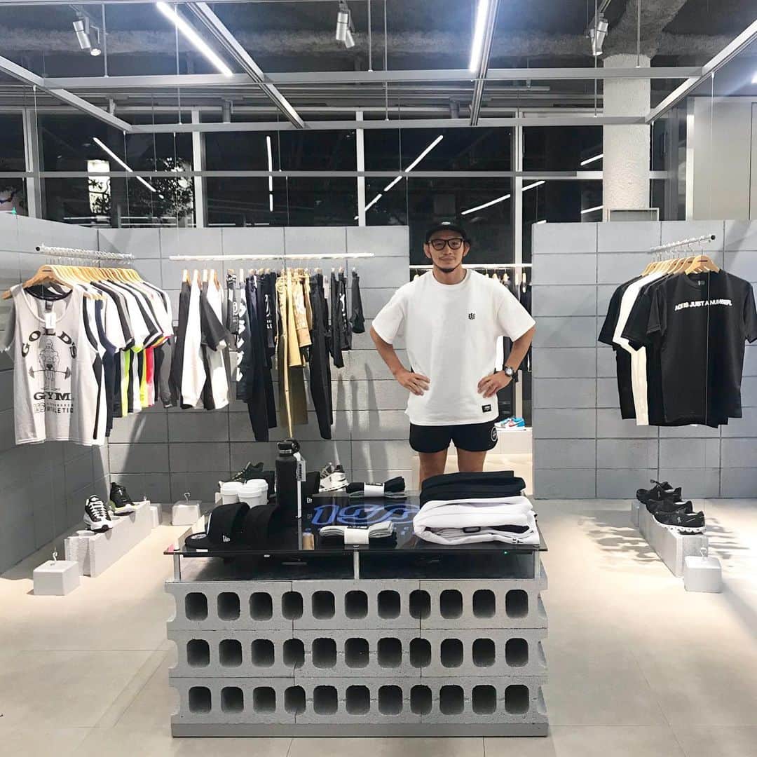 宇野薫のインスタグラム：「ONEHUNDRED ATHLETIC﻿ POP-UP STORE﻿ at atmos SHINJUKU﻿ ﻿ atmos SHINJUKUにて初の100Aポップアップストアを開催します。 ﻿100Aの新作をはじめ、イベントを記念したatmos×On×100A スペシャルコラボTシャツも販売します。﻿ 是非この期間に"atmos SHINJUKU"にお越し下さい。　 お待ちしています。﻿ ﻿ 期間：2020年7月1日（水）〜5日（日）﻿ 場所：atmos SHINJUKU﻿ 住所：〒160-0022 東京都新宿区新宿4-1-1-1F﻿ ﻿ @atmos_tokyo﻿ @on.japan  @caoluno  @onehundred_athletic ﻿ #atmos #onehundred_athletic  #atmosshinjuku #tokyo #shinjuku  #アトモス #東京 #新宿 #sneakers #sneakershop #sneakerstore #footwear」