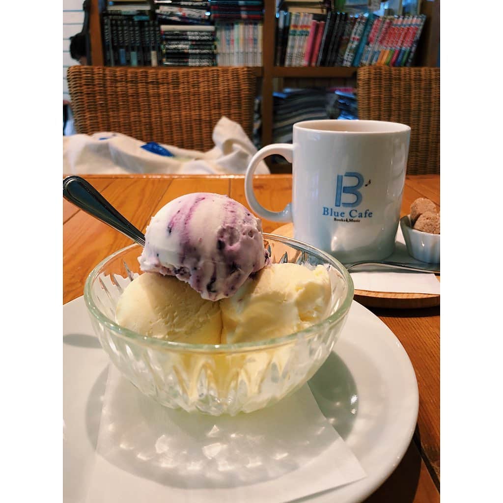 水戸悠夏子さんのインスタグラム写真 - (水戸悠夏子Instagram)「私は頭の中がとても散らかりやすいです。今日もアレとコレとアレと・・・と やっていたら、ひゃあああ（白目）となったので、合間にブルーカフェに逃げ込みアイスとチャイを頂きながら作業して、落ち着きを取り戻しました。アイスもチャイも山盛りで嬉しい〜。 #bluecafe #新潟bluecafe」6月30日 22時38分 - mitoyukako