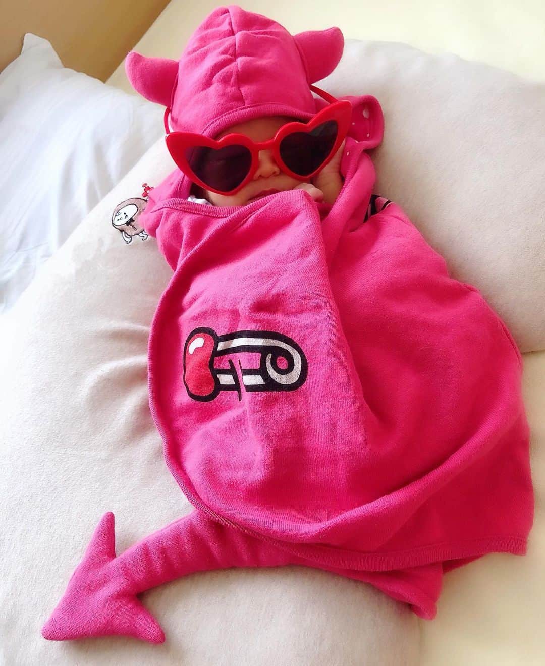 miniさんのインスタグラム写真 - (miniInstagram)「Discharge🙌🏾😎💗❤️ 退院したぜ世界っっ😈💜 あたちの退院スタイル🤟🏾😛💞 mini PiNK deviL👅 世界をおピンクに変えるんだからっっ💞💞💞 #1枚目はあたち2枚目はママ #baby #babydevil #pink #pinkdevil #hystericmini #pinkworld #momandbaby #mini_ariel #退院 #無事退院 #ママ #ベビー #退院ドレス #おくるみ #babelbreak #生後0ヶ月」6月30日 22時39分 - mini.stagram