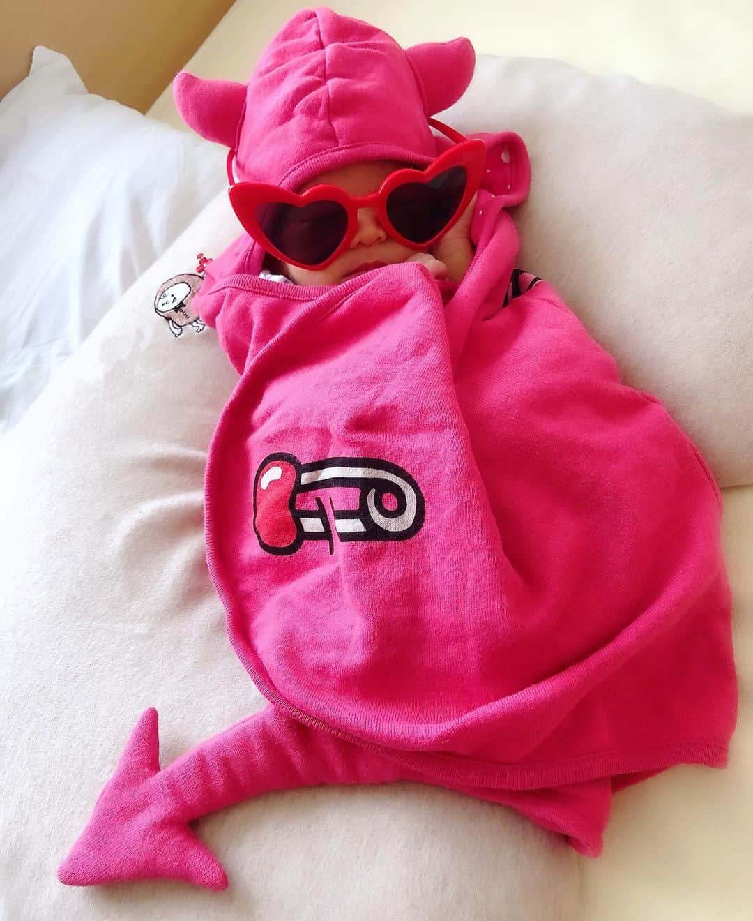 miniのインスタグラム：「Discharge🙌🏾😎💗❤️ 退院したぜ世界っっ😈💜 あたちの退院スタイル🤟🏾😛💞 mini PiNK deviL👅 世界をおピンクに変えるんだからっっ💞💞💞 #1枚目はあたち2枚目はママ #baby #babydevil #pink #pinkdevil #hystericmini #pinkworld #momandbaby #mini_ariel #退院 #無事退院 #ママ #ベビー #退院ドレス #おくるみ #babelbreak #生後0ヶ月」