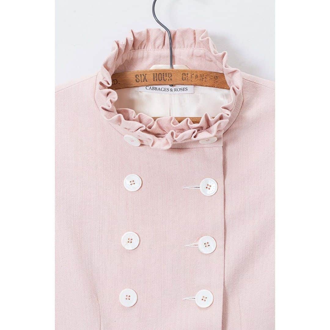 キャベジズ&ローゼズさんのインスタグラム写真 - (キャベジズ&ローゼズInstagram)「For this in between weather. Perfect pink with many little details. Pair the Angelica coat with some high waisted trousers 💗🌸💗🌸 @christina_strutt @scottlongjphoto @cabbagesandroses_shop #pink #pinkdenim #thenewdenimjacket #perfectinpink #inbetween #summershowers #madewithlove #shoplocal #buybetter」6月30日 22時49分 - cabbages_and_roses