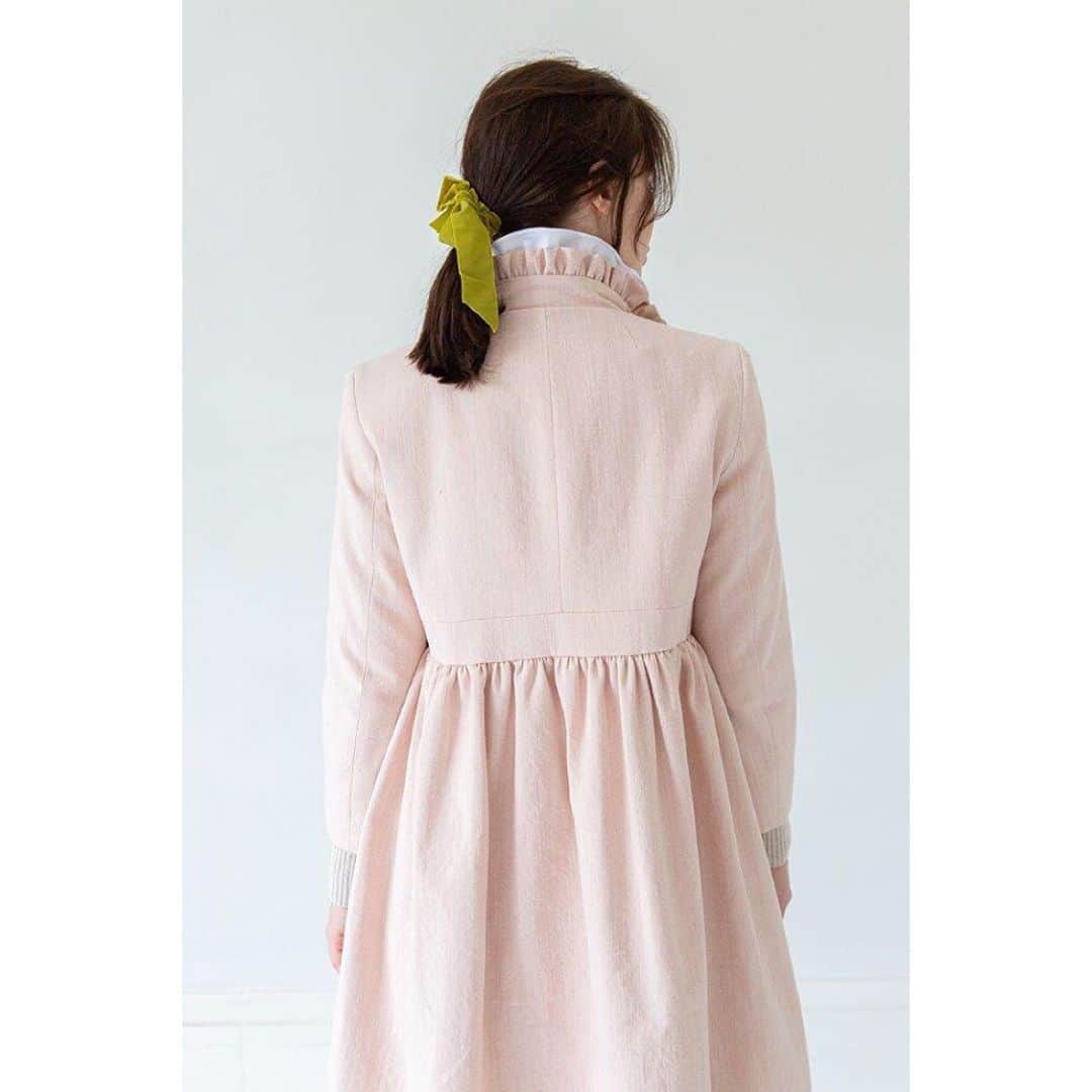 キャベジズ&ローゼズのインスタグラム：「For this in between weather. Perfect pink with many little details. Pair the Angelica coat with some high waisted trousers 💗🌸💗🌸 @christina_strutt @scottlongjphoto @cabbagesandroses_shop #pink #pinkdenim #thenewdenimjacket #perfectinpink #inbetween #summershowers #madewithlove #shoplocal #buybetter」