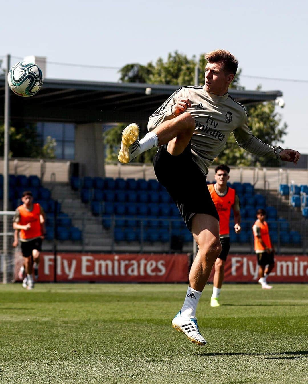 レアル・マドリードさんのインスタグラム写真 - (レアル・マドリードInstagram)「🔙 to work for the @LaLiga leaders! 💪 ¡Los líderes han vuelto al trabajo! 🔜 Getafe #RMCity  #HalaMadrid」6月30日 22時43分 - realmadrid