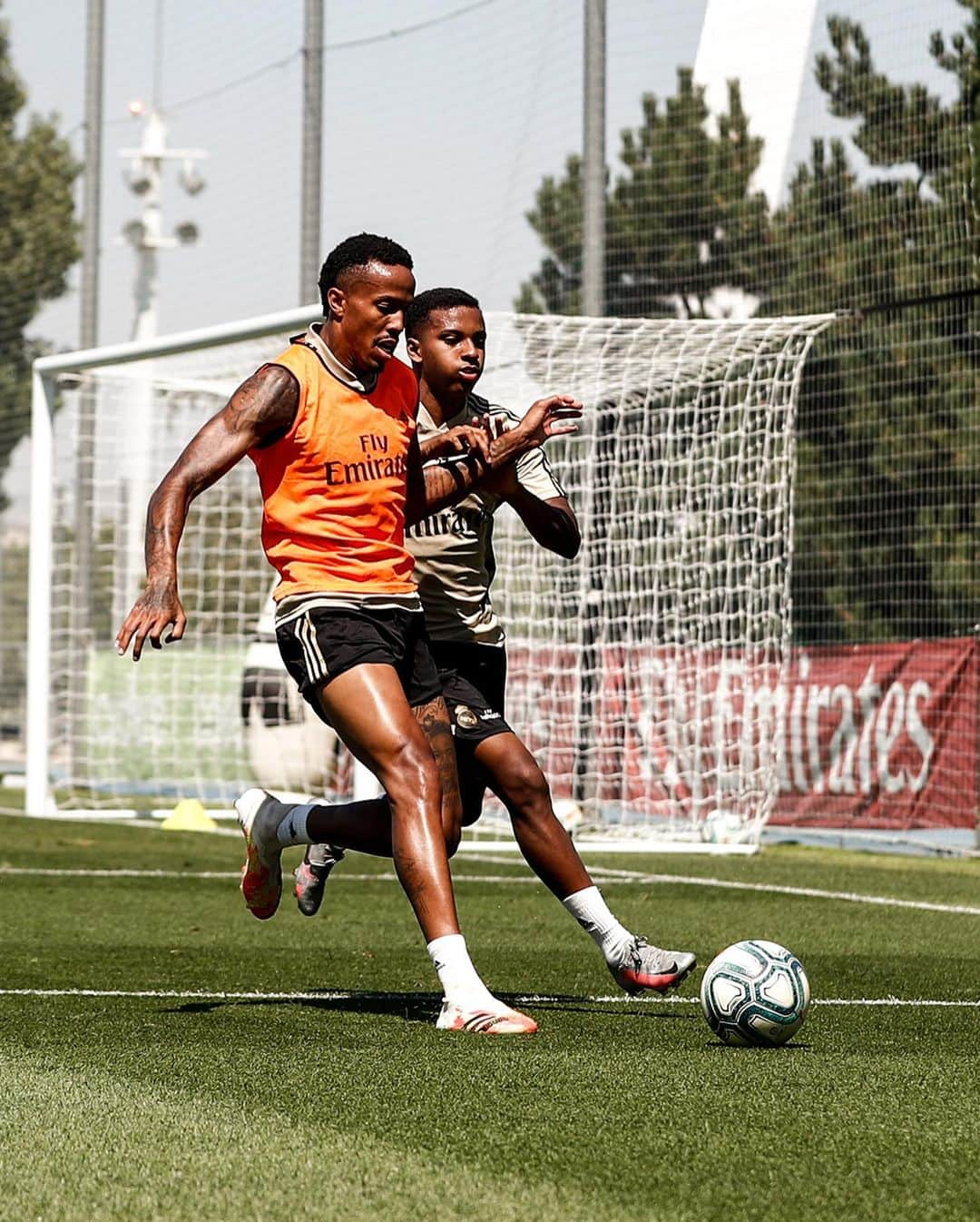 レアル・マドリードさんのインスタグラム写真 - (レアル・マドリードInstagram)「🔙 to work for the @LaLiga leaders! 💪 ¡Los líderes han vuelto al trabajo! 🔜 Getafe #RMCity  #HalaMadrid」6月30日 22時43分 - realmadrid