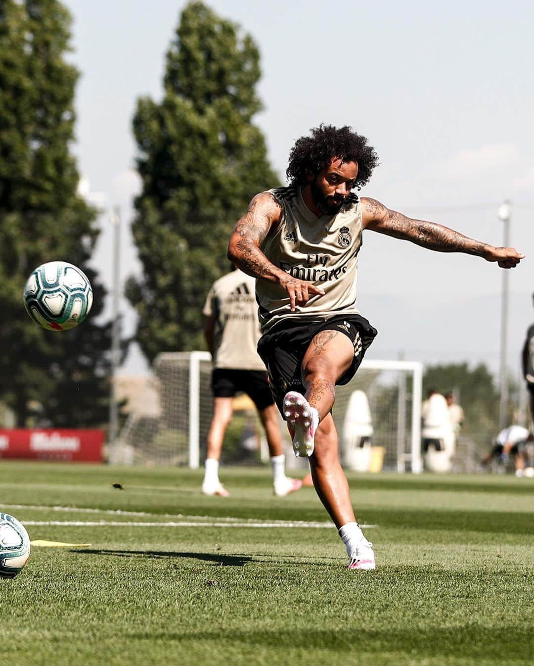 レアル・マドリードさんのインスタグラム写真 - (レアル・マドリードInstagram)「🔙 to work for the @LaLiga leaders! 💪 ¡Los líderes han vuelto al trabajo! 🔜 Getafe #RMCity  #HalaMadrid」6月30日 22時43分 - realmadrid