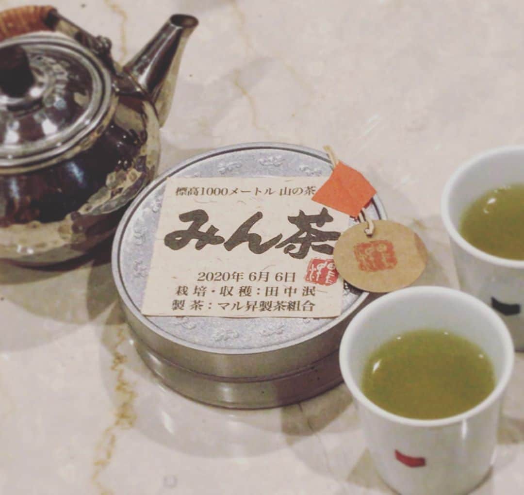 犬童一心のインスタグラム：「田中泯さんが、精魂込めた お茶。  良かった。 茶畑の真剣さを見ていたので、安心しました。 泯さん、美味しいです。 来年の分、予約です。」
