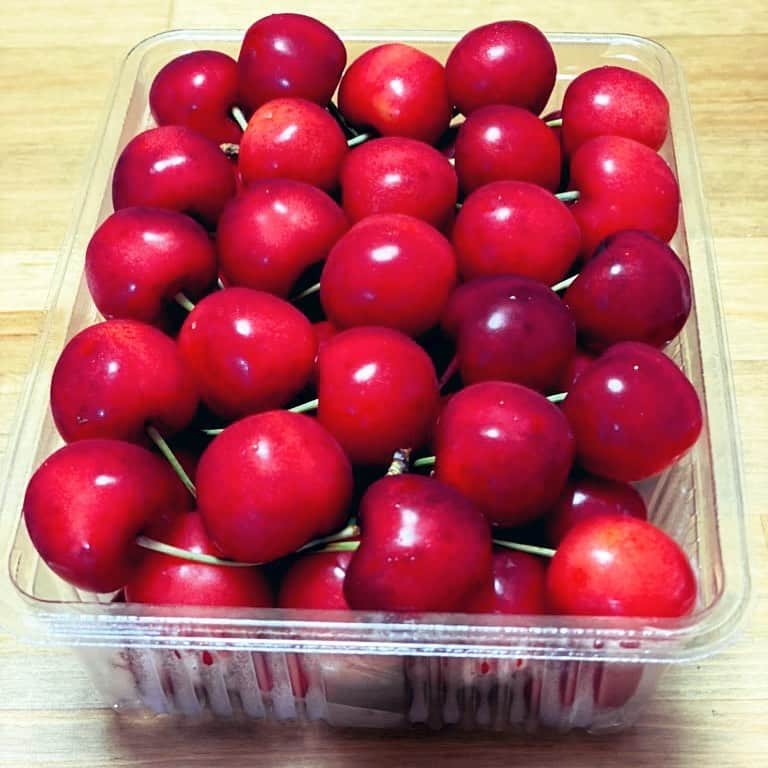 日髙のり子のインスタグラム：「＊＊＊﻿ 山形に住む弟からさくらんぼ🍒が届きました。﻿ 紅秀峰です。﻿ ﻿ なんて立派✨﻿ なんてツヤツヤ✨﻿ まるで宝石のよう✨﻿ ﻿ ﻿ さくらんぼ🍒は「体を温める」作用があり、疲労回復、疲れ目、美肌などに効果があるそうな。﻿ ﻿ 弟よ。﻿ お陰様で姉は元気ハツラツで梅雨を乗り越えられそうです♪٩( ᐛ )و﻿ ありがとね❣️﻿ ﻿ #さくらんぼ #🍒 #紅秀峰 #贈り物 #ありがとう #嬉しい」