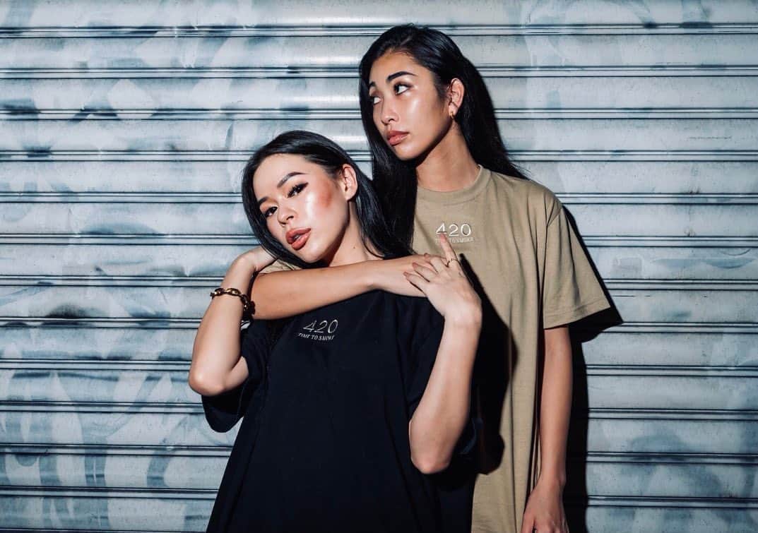 藤川ありすのインスタグラム：「__ いよいよ今日から420Teeがゲリラ予約販売です🤘🏽 可愛いのでみんなGETしてね✨ 今回の撮影は大阪のカメラマン  @ryu_since2012 さんにお願いしました📷✨ モデルは仲良しの @wasei_pocahontas  にお願いしたよ、ゆほスタイル良すぎる😂. そして3枚目の鼻の穴は見ないでね笑 #blitt」