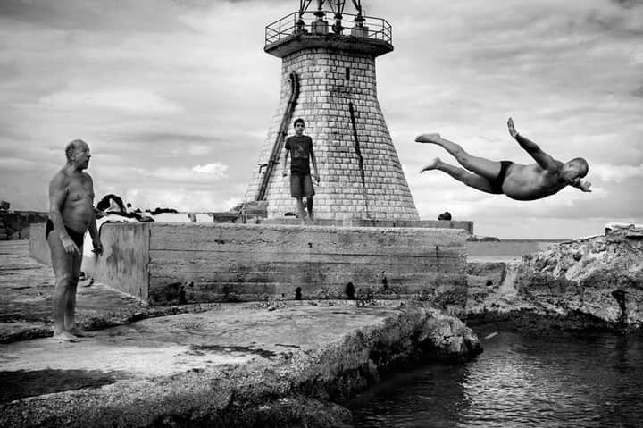 ライカさんのインスタグラム写真 - (ライカInstagram)「The facial expressions tell all in this spectacular action shot. This inspirational belly flop was captured on a #LeicaM9 by Georg Friedrich (@g_friedrich ) in Beirut, Lebanon.  #LeicaCamera #Leica #🔴📷 #LeicaM #TheLeicaLook #LeicaWorld #LeicaSociety #LeicaPhoto #Leica_Club #LeicaGram #LFIGallery #LeicaFotografieInternational」6月30日 23時00分 - leica_camera