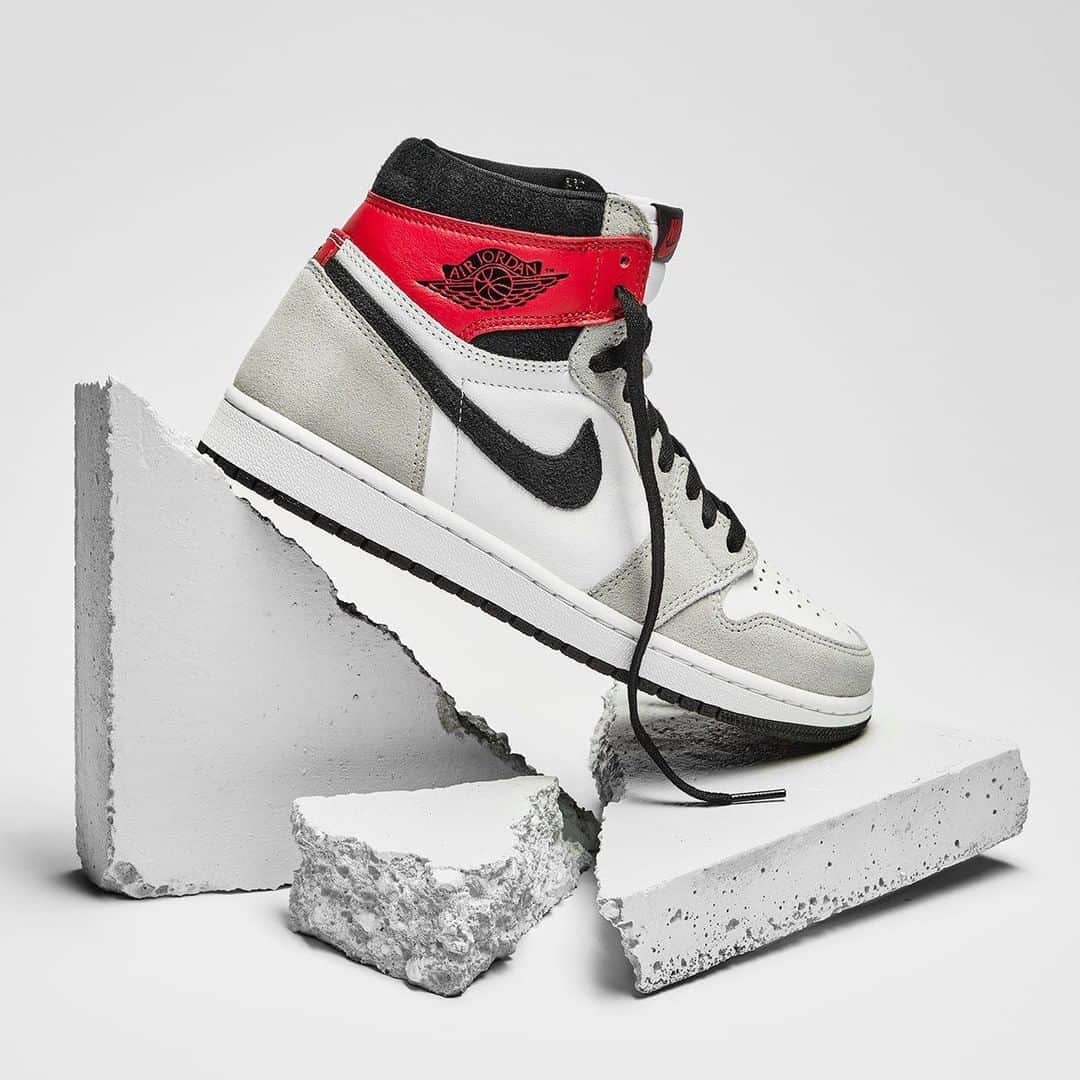Sneaker Newsさんのインスタグラム写真 - (Sneaker NewsInstagram)「The Air Jordan 1 Retro High OG "Smoke Grey" officially releases on July 11th on Nike SNKRS and select retailers. Hit the link in our bio for a detailed look at official images.」6月30日 23時00分 - sneakernews