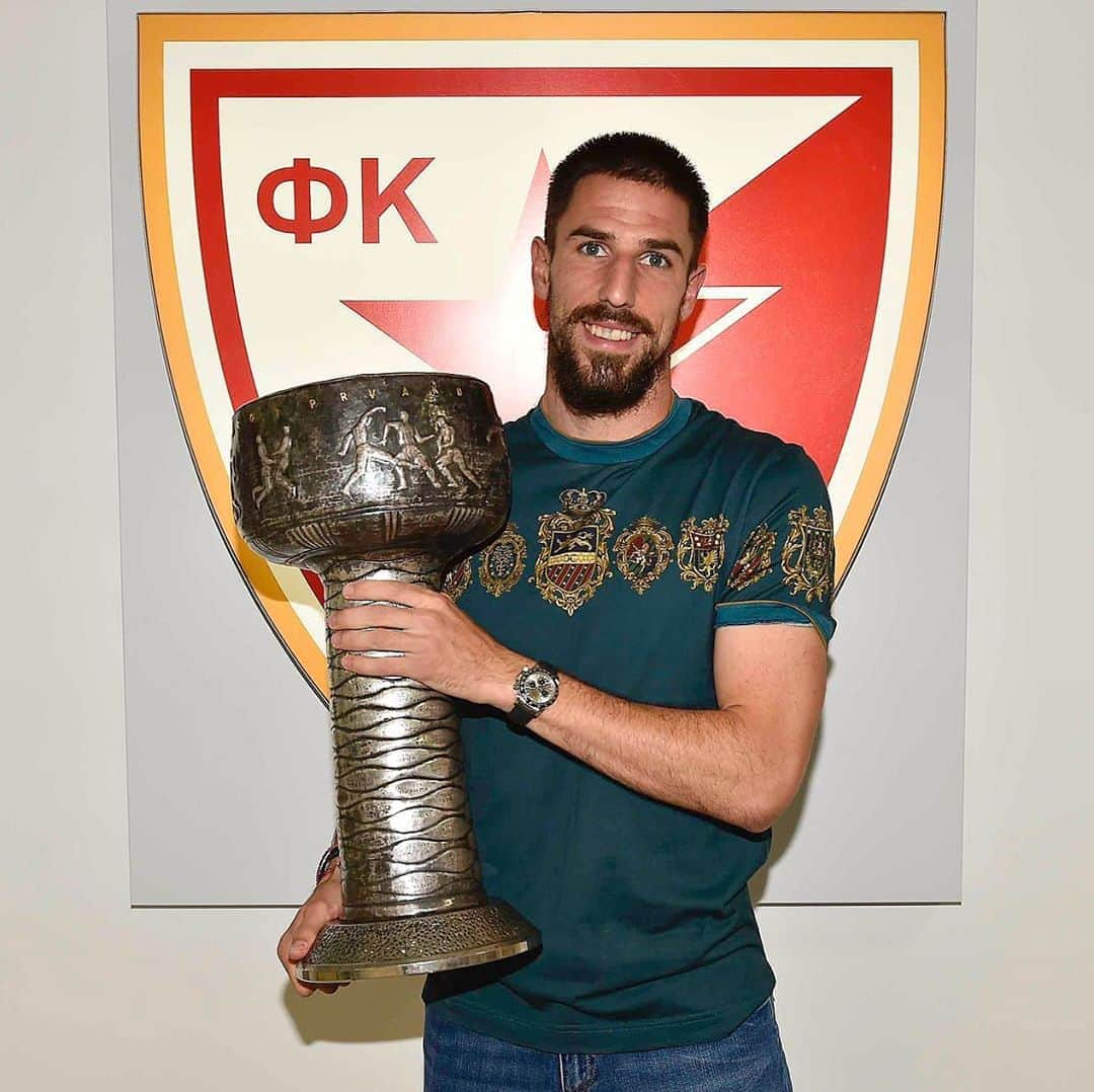 ミロシュ・デゲネクさんのインスタグラム写真 - (ミロシュ・デゲネクInstagram)「Just a casual pic with a trophy a few days ago 🔴⚪️❤️⚽️」6月30日 23時02分 - milosdegenek