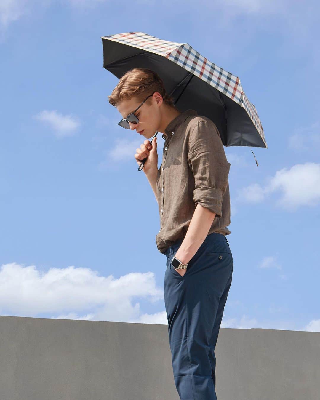 DAKS Koreaさんのインスタグラム写真 - (DAKS KoreaInstagram)「#DAKS_ITEM 비오는 날에도 햇살이 따가운 날에도 모두 함께하기 좋은 양산 겸용 우산입니다. 닥스의 시그니처 체크 패턴을 사용해 고급스럽고 컴팩트한 사이즈로 휴대하기 간편한 아이템입니다 . #DBUM0F931BK . #닥스 #닥스코리아 #닥스악세서리 #닥스액세서리 #DAKS #DAKSACCESSORIES #Lfmall #닥스우산 #우산 #양산 #양산겸용우산 #양산겸우산 #체크우산 #발수코팅 #발수코팅우산 #남자선물추천 #선물추천 #데일리룩 #ootd #accessories #daily #fashion #오오티디 #플렉스 #flex #직장인룩」6月30日 14時22分 - dakskorea_accessories
