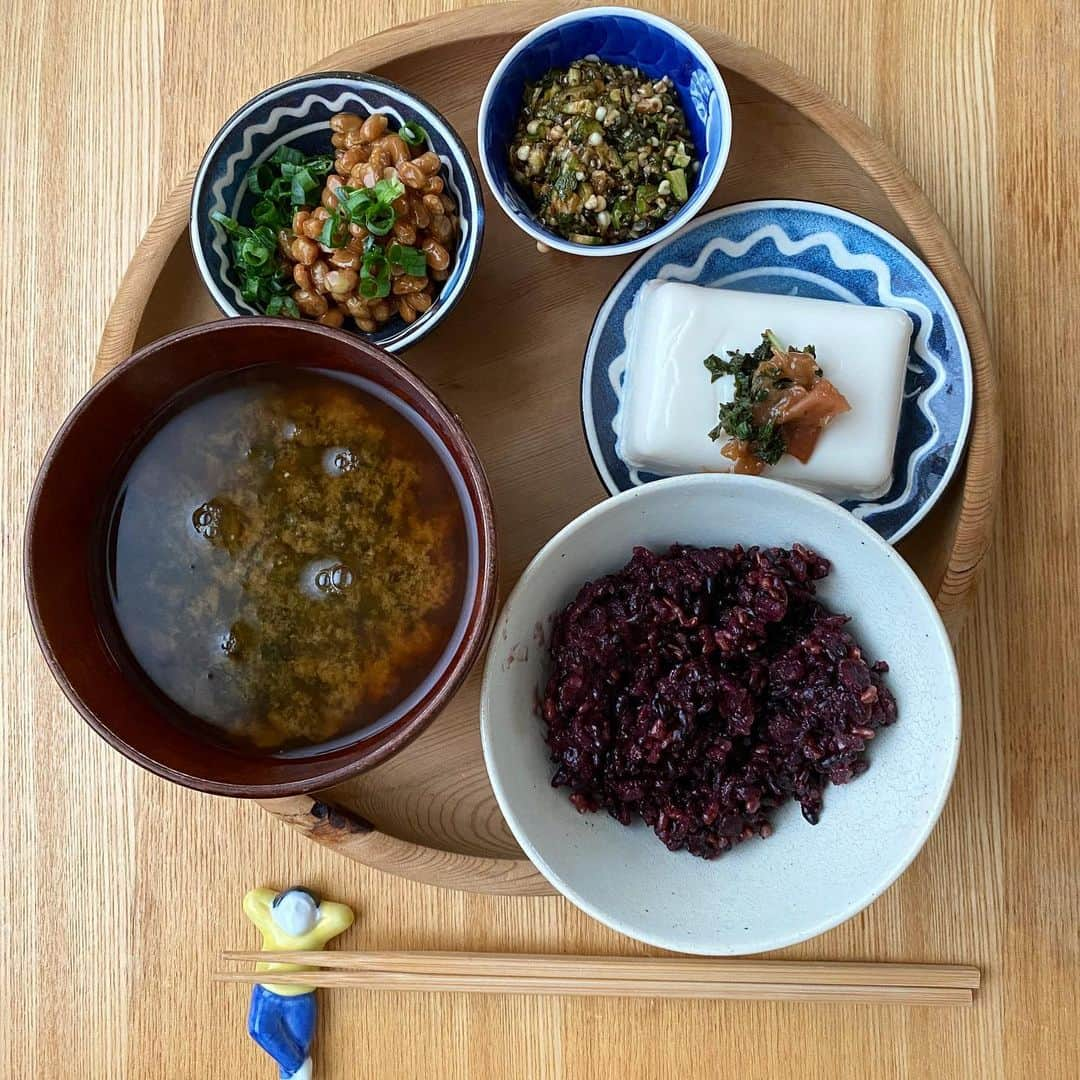 大宮エリーさんのインスタグラム写真 - (大宮エリーInstagram)「味噌汁とご飯逆！ あわてんぼう！ 月末か！  #蘇生飯 #黒米 #あおさ味噌汁」6月30日 14時15分 - ellie_omiya