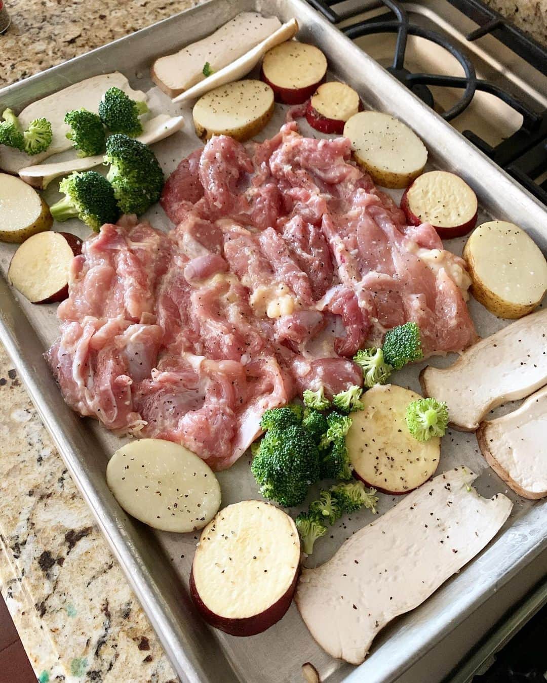 高木りなのインスタグラム：「時間がない日はオーブン料理が助かります。塩麹、刻みにんにく、刻み生姜を揉み込んで、コショウを振って味付けは完了🙌🏻💓 시간이 없을때는 오븐 요리가 짱 👍🏻 시오코지에 다진 생강, 다진 마늘, 그리고 후추로 양념. 끝! . #RinasTable #ovengrilledchicken #grilledveggies #おうちごはん #オーブン料理 #グリルチキン #집밥 #오븐요리 #리나스테이블」