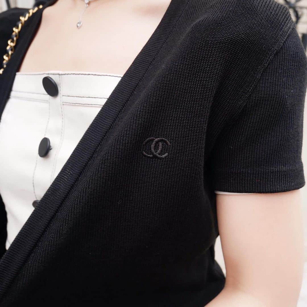 Vintage Brand Boutique AMOREさんのインスタグラム写真 - (Vintage Brand Boutique AMOREInstagram)「SOLD OUT  Vintage Chanel CC summer knit crop cardigan from 1996. Size 40  This item is  only available at the store but we accept orders by DM. Please DM us if you are interested in the item! ▶︎Free Shipping Worldwide✈️ ≫≫≫ DM for more information 📩 info@amorevintagetokyo.com #AMOREvintage #AMORETOKYO #tokyo #Omotesando #Aoyama #harajuku #vintage #vintageshop #ヴィンテージ #ヴィンテージショップ #アモーレ #アモーレトーキョー #表参道 #青山 #原宿#東京 #chanel #chanelvintage #vintagechanel #ヴィンテージ #シャネル #ヴィンテージシャネル #シャネルヴィンテージ #amorewardrobe #アモーレワードローブ」6月30日 14時20分 - amore_tokyo
