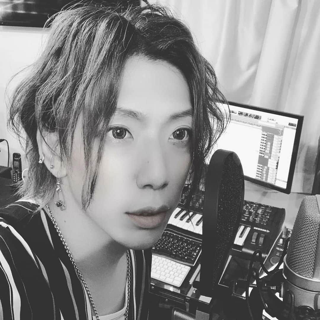 Chiyu さんのインスタグラム写真 - (Chiyu Instagram)「撮影合間のオフショット。。。 まだまだ大変な時期ですが頑張りましょう♪  #CHIYU #未完成のヒマワリ #髪の毛伸びましてん #FSの動画も見てね」6月30日 14時24分 - chiyu_bass