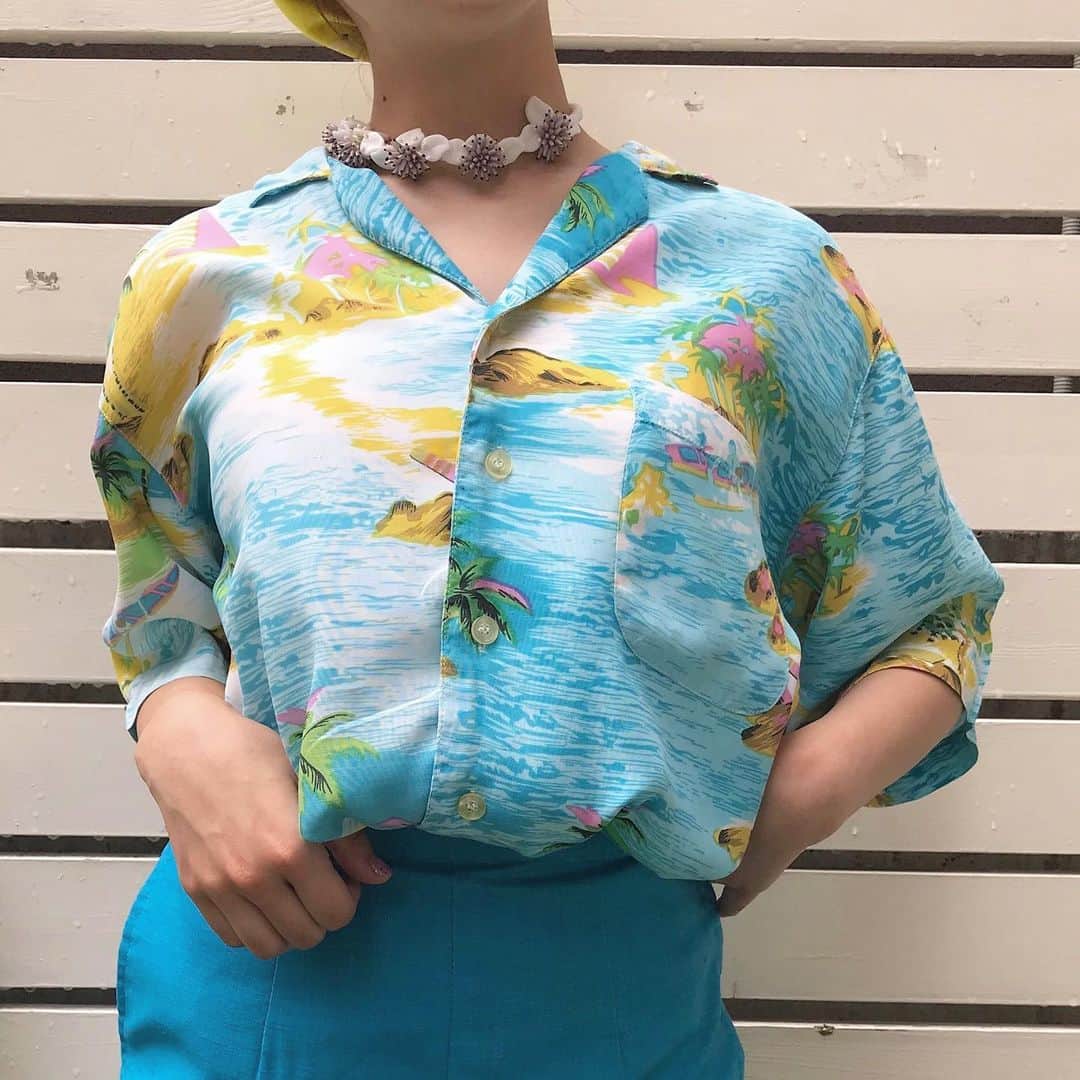 NUTTY Vintage&Collectibleのインスタグラム：「🌺recommend item🌺 ㅤㅤㅤㅤㅤㅤㅤㅤㅤㅤㅤㅤㅤ ☑︎50's 60's hawaiian beach shirts ㅤㅤㅤㅤㅤㅤㅤㅤㅤㅤㅤㅤㅤ イエロー/ピンク/ブルーの ファンシーカラーがポイントの ハワイアンシャツ☀️ ゆるりとしたmen'sサイズ 着ているだけで 夏のリゾート気分を味わえる そんな一枚。ㅤㅤㅤㅤㅤㅤㅤㅤㅤㅤㅤ ＊ONLINE STOREにてお買い求めいただけます＊ ㅤㅤㅤㅤㅤㅤㅤㅤㅤㅤㅤㅤㅤ ------------------------------------- 🛍NUTTY通販について🛍 ------------------------------------- ◎掲載商品は全て通販可能となっておりますので、詳細はDMにてお気軽にお問い合わせくださいませ。また、ONLINE STOREに随時商品を掲載しております。商品詳細も記載しておりますので、是非ご利用くださいませ。 🔎 http://nutty.theshop.jp/ （ プロフィールページURLよりjump🕊） ㅤㅤㅤㅤㅤㅤㅤㅤㅤㅤㅤㅤㅤ ◎ご自宅でもお買い物をお楽しみいただけるVIDEO CHAT SHOPPING📺テレビ電話をお繋ぎして、リアルタイムでご案内いたします。詳細は過去の投稿をご覧ください。」