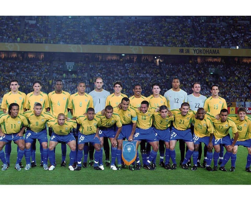 サッカー ブラジル代表チームさんのインスタグラム写真 - (サッカー ブラジル代表チームInstagram)「Outro dia, outro título mundial do Brasil fazendo aniversário! Hoje vamos comemorar nossa quinta estrela, conquistada no dia 30 de junho de 2002. Quantos craques, quantas emoções! 🏆 ⠀ ⭐⭐⭐⭐⭐ ⠀ Fotos: FIFA」6月30日 14時29分 - cbf_futebol